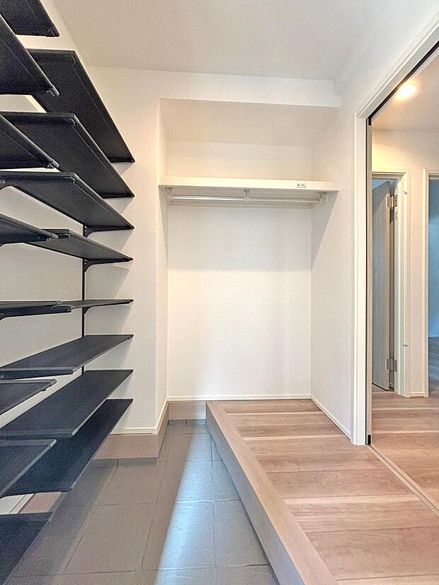 適材適所の収納。すっきり暮らすことができるシューズクローク。収納棚は自分好みに高さや数を変えることができます!