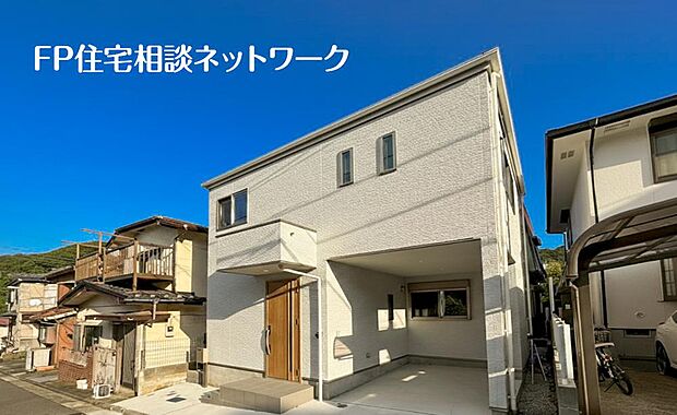 清潔感のあるカラーで爽やかな中にもあたたかみを感じさせるデザイン。青空を背景に凛と立つスタイリッシュな外観が、住まう人に誇りを与えてくれます。