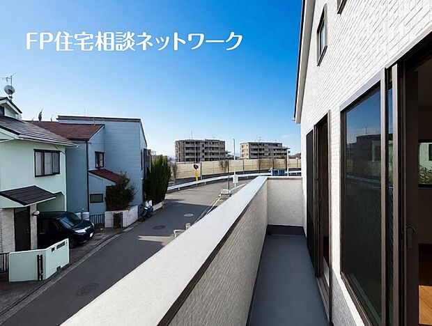 開放的なバルコニーは太陽の温かな温もりをめいっぱい受け止めてくれます。太陽の光と爽やかな風を受けたお洗濯物はあっという間に乾き、取りこむ時には太陽の匂いを感じられそうですね。