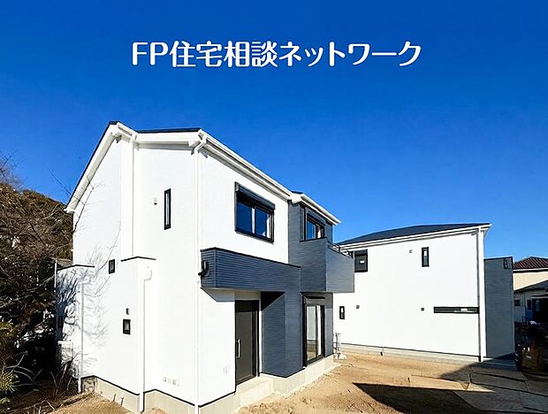 閑静な住宅地に馴染む落ち着いた色合いの外観。長く愛着を持って頂きたいからこそ飽きのこないシンプルな色目に仕上げました。外壁には耐久性・防汚性に優れたサイディング材を使用しております！