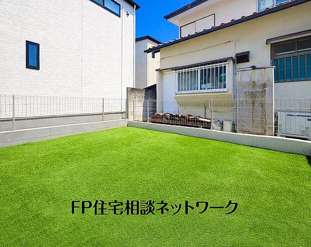 年中大活躍のプライベート空間になるお庭はご家族の団らんの場として最適なスペース。（本画像はCGで作成しており、実際に現地に人工芝は敷かれていません。また価格に人工芝の費用は含まれておりません。）