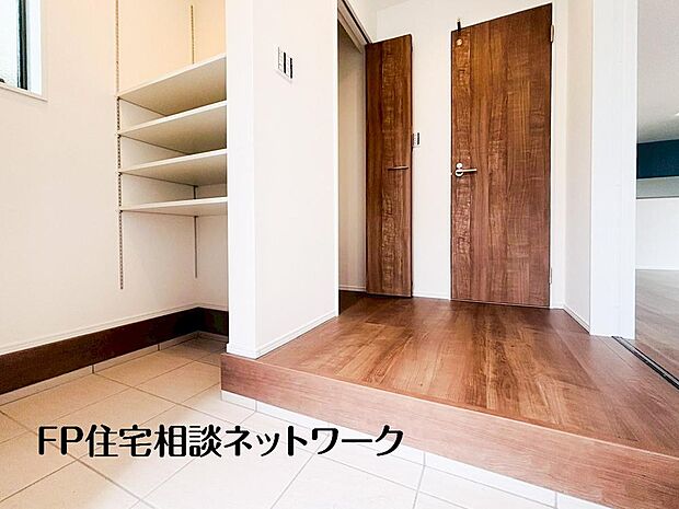 気持ちの良い一日の始まりは笑顔でスタートしたいですよね。玄関ホールがスッキリ広々としていると帰る時も出ていく時も気持ちが良いものです！