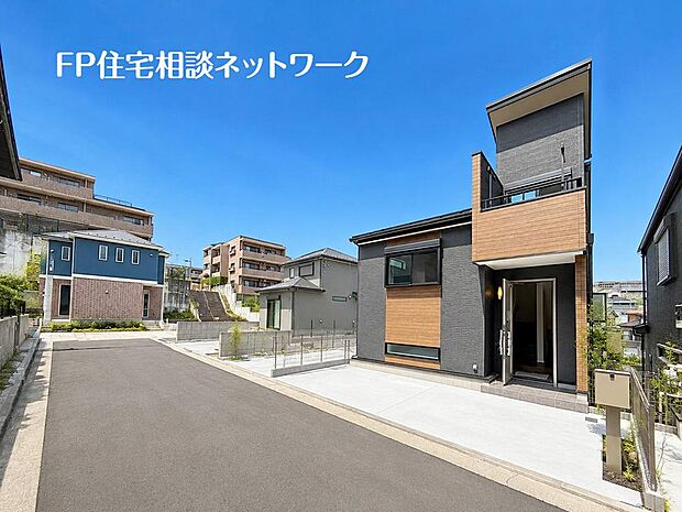 四季を通じて自然と触れ合えるスポットが周辺には盛りだくさん！お散歩やジョギング、週末のご家族での遊びに最適です。目の前に広がる開放感とゆとり、暮らしの夢を育む理想の住まいがここにはあります。