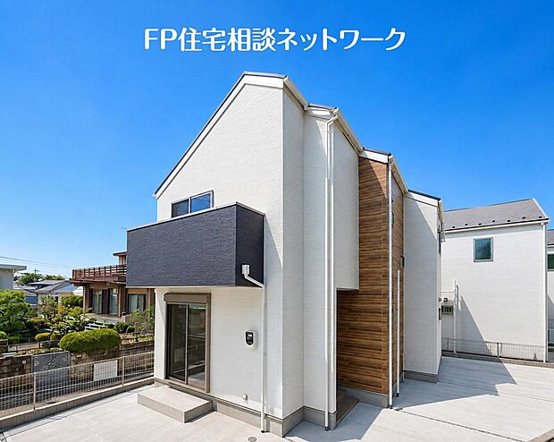 良好な住環境が保たれたエリア。低層の一戸建を中心とした街並みが整然と続き周辺は高い建物が建っておらず、採光や開放性に恵まれ、空が広く緑の多い閑静な趣を感じる環境です。