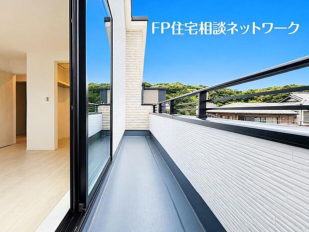 開放的なバルコニーは太陽の温かな温もりをめいっぱい受け止めてくれます。太陽の光と爽やかな風を受けたお洗濯物はあっという間に乾き、取りこむ時には太陽の匂いを感じられそうですね。