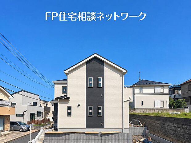 開放感のある現地で、前面道路よりも少し高くなっておりますので、プライベート感も保たれます!高くなっている分、日当りや風通しも良く快適な生活が待っています!