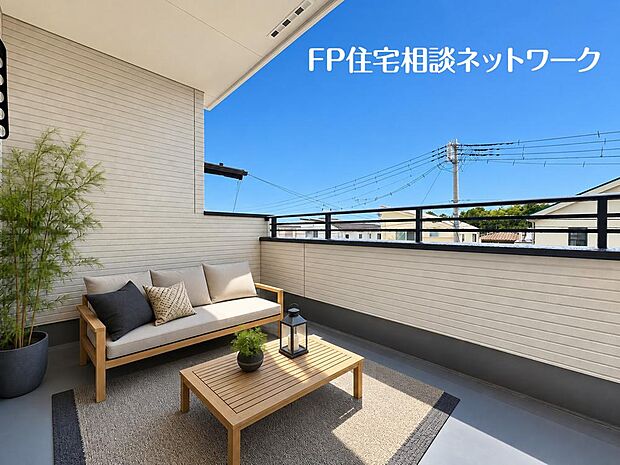 開放的なバルコニーは太陽の温かな温もりをめいっぱい受け止めてくれます。(本画像はCGで作成しており、実際に現地に家具・家電はおかれておりません。また価格に家具・家電等は含まれておりません。)