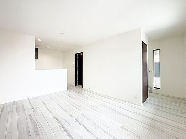 【リビング】オープンでのびやかな空間を生み出す、こだわりの広がりとゆとり。家族と過ごす時間を大切にしたい方にぴったりの明るくゆとりある住空間です。窓からの日差しがリビングの隅々までしっかりと届きます！