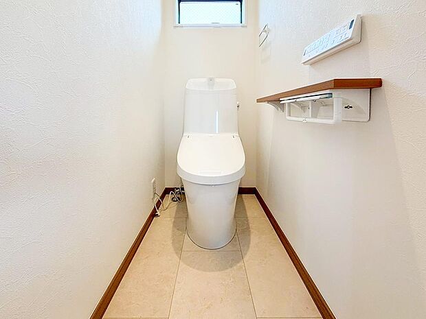 【トイレ】スッキリとしたデザインのトイレは明かり取りの窓からも光が取り込まれ日中は電気を消していてもご使用いただける明るさとなっております。