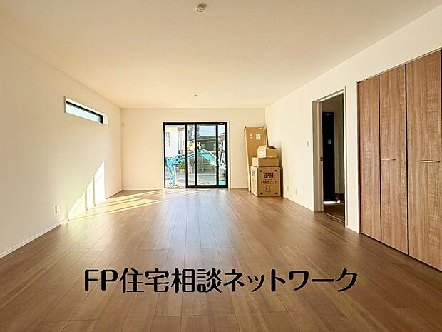 【リビング】大切なご家族が集まるＬＤＫはこだわりたいですね！休日はおひさまの光をたっぷりと取りこめるリビングでゆったりと過ごしませんか？子供たちが元気に笑いながら走り回っている姿が目に浮かぶ空間です。