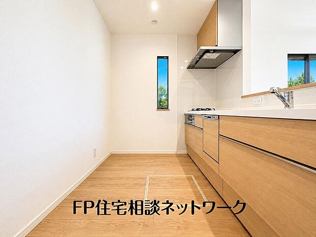 【キッチン】リビングを見渡せるカウンターキッチンでお子様の様子を伺いながら食事の支度が出来ます。家族の気配を感じられる、そんな空間を演出できるキッチンです。
