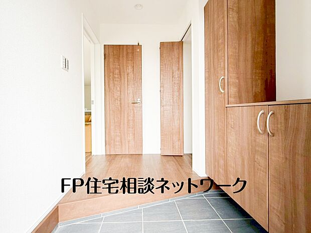 【その他内観】気持ちの良い一日の始まりは笑顔でスタートしたいですよね。玄関ホールがスッキリ広々としていると帰る時も出ていく時も気持ちが良いものです!