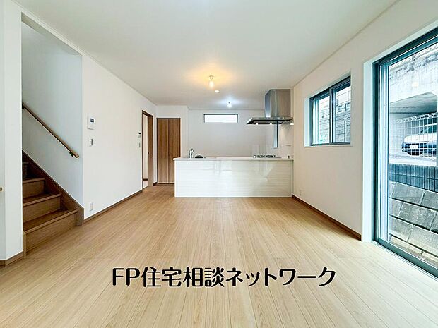 【リビング】オープンでのびやかな空間を生み出す、こだわりの広がりとゆとり。家族と過ごす時間を大切にしたい方にぴったりの明るくゆとりある住空間です。窓からの日差しがリビングの隅々までしっかりと届きます！