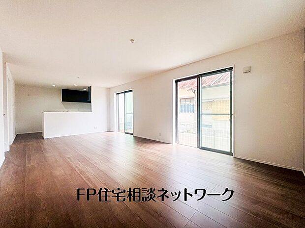 【リビング】ＬＤＫのメインとなる大きな窓。開口部からは暖かい日差しが長い時間射し込みます。天気の良い日は是非窓を開けて風通しの良さもご体感下さい。明るいＬＤＫがご家族団欒の時を包みます。