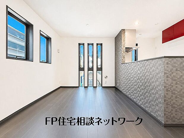 【リビング】オープンでのびやかな空間を生み出す、こだわりの広がりとゆとり。家族と過ごす時間を大切にしたい方にぴったりの明るくゆとりある住空間です。窓からの日差しがリビングの隅々までしっかりと届きます！