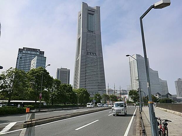 横浜ランドマークタワー（約1,100m）