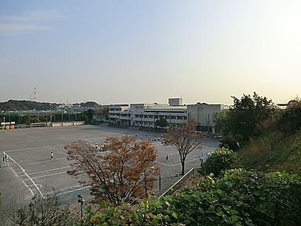 横浜市立秋葉中学校 210m