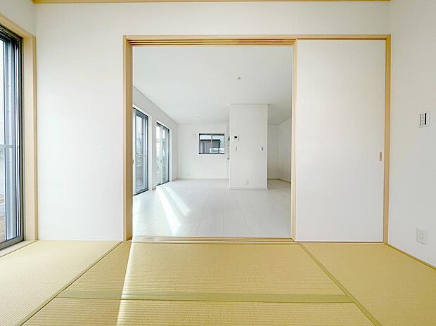 日本人はやっぱり和室が落ち着きますよね。畳には断熱効果があり、冬は暖かく夏は涼しい快適空間。い草の香りが心身をリラックスさせてくれます。布団を片付ければお部屋が広く使えるのも良いですね。
