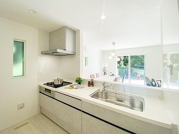 リビングで遊ぶお子様を見守りながらお料理が出来る対面式カウンターキッチンは、料理をしながらご家族との会話を楽しめます。大切なご家族をいつも身近に感じられ、毎日のお料理も楽しくなりますね。