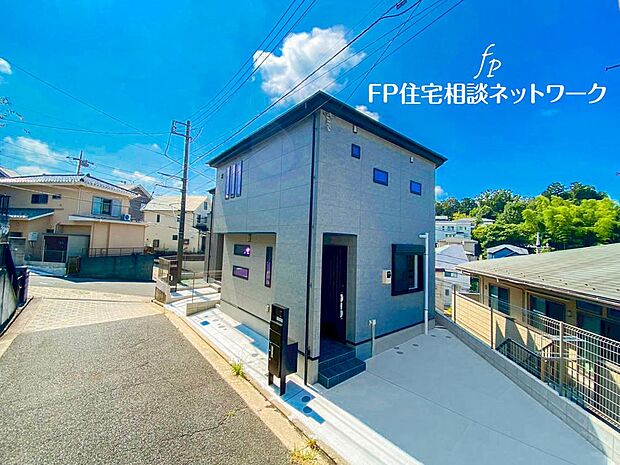 落ち着きある住宅街、一種低層住居専用地域内に位置しています。日当りを大きく遮られることもありません。