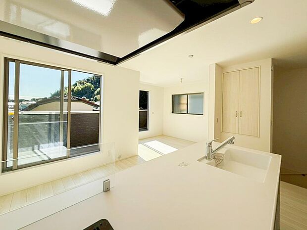 調理をしながら目線を上げれば明るい空が見えるので気持ちが明るくなりそうです。