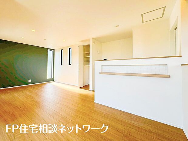 オープンでのびやかな空間を生み出す、広がりとゆとり。家族と過ごす時間を大切にしたい方にぴったりのゆとりある住空間です。窓からの日差しがリビングの隅々までしっかりと届きます。