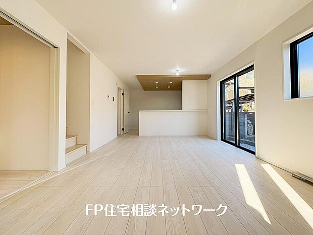 家族だんらんのスペースとなるリビング。家具の配置がしやすい広さを確保しつつ、窓が多い設計は色々な角度から光が取り込めるこだわりの間取りです。明るいリビングで新しい生活を。