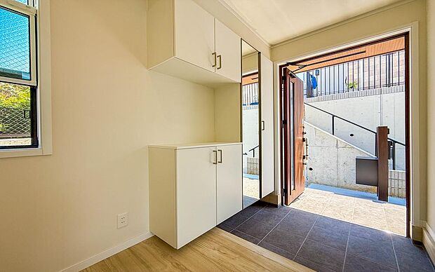 散らかりがちな玄関もスッキリと保てる玄関収納は、家の中に入る時一番最初に目に付く場所だからこだわりたいですよね!落ち着いた雰囲気の色目が、お部屋の雰囲気をそのまま表している家の顔です。