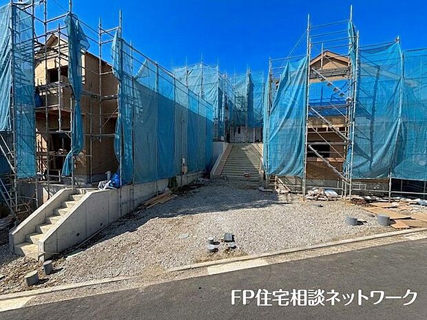第一種低層住居専用地域の良好な住環境が保たれたエリア。低層の一戸建てを中心とした街並みが整然と続き、周辺は高い建物が建っていないので、採光や開放性に恵まれています。