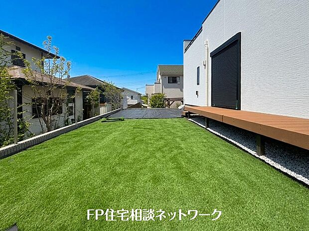 住まいに陽当りと潤いをもたらす、広いお庭があります。成長する樹木に見守られ、家族の物語が始まります。どんなお庭にしていくか、お子様のプール遊び、ガーデニングなど、幅広く楽しめます。