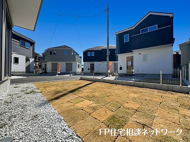 暮らしに潤いと癒しをもたらすお庭があります。プライベートな空間なので、夏にはお子様のプールが楽しめますし、ちょっとしたガーデンニングにも最適です。