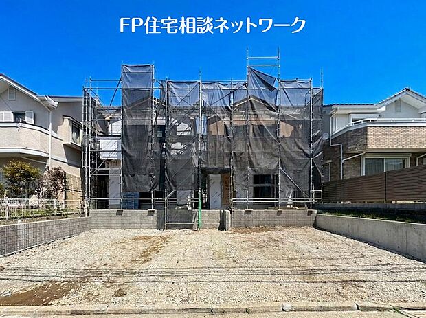 第一種低層住居専用地域の良好な住環境が保たれたエリア。低層の一戸建てを中心とした街並みが整然と続き、周辺は高い建物が建っていないので、採光や開放性に恵まれています。