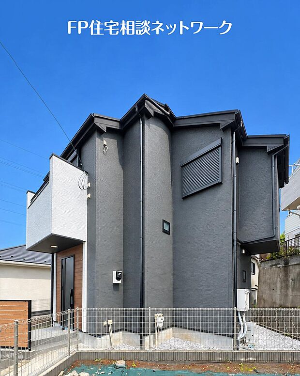 閑静な住宅地に馴染む落ち着いた色合いの外観。長く愛着を持って住んで頂きたいからこそ飽きのこないシンプルな色目に仕上げます。