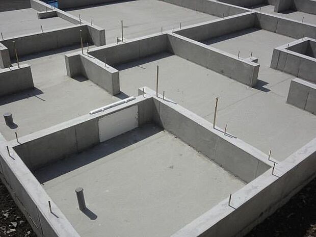 【ベタ基礎】基礎の立上りだけでなく、底板一面が鉄筋コンクリートになっているベタ基礎を採用。家の荷重を底板全体で受け止め、面で支えます。また、地面をコンクリートで覆うので、地面から上がってくる湿気を防ぎ、シロアリも