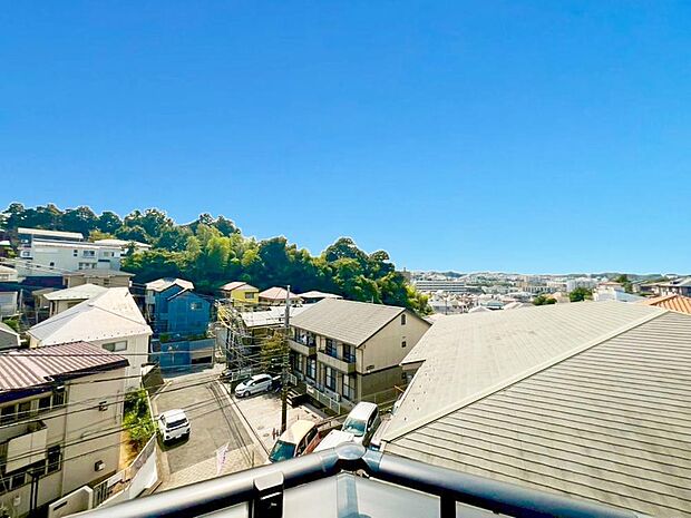 【バルコニー】思わず大きく深呼吸したくなるバルコニーは空を青く、近く、広く感じる。周囲には高い建物のないエリアだから、広く見渡せる。解放感を求めている方にはピッタリの物件かも知れない。