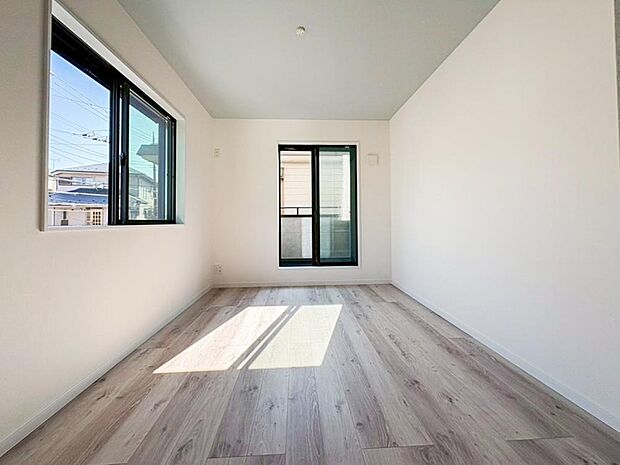 【リビング以外の居室】光を取り込みやすい2面採光の居室は日当たり良好です。クローゼットの完備で収納スペースも十分。初めてのお子様にとっての「自分の部屋」。学習デスクやベッドの配置もラクラクです。