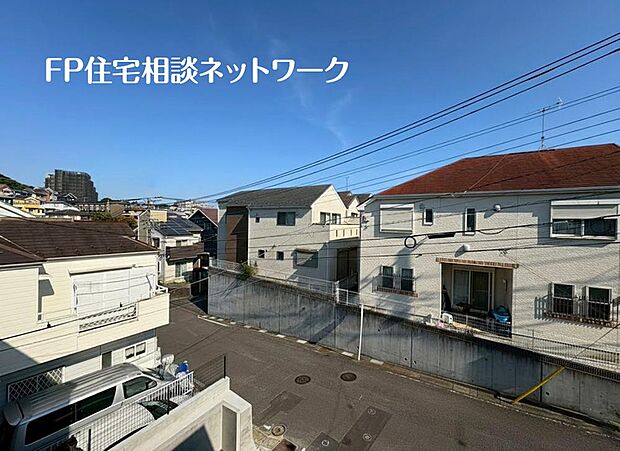 【バルコニー】南からの明るい光が差しこむ陽だまりの空間。南に大きく面したバルコニーでお洗濯もあっという間に乾きそう。家事もスムーズにこなせますね。太陽の匂いが感じられる心地よさ。