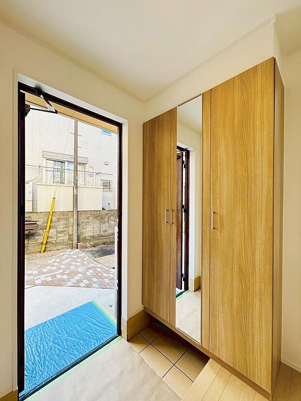 【玄関】玄関は家の中に入る時一番最初に目に付く場所だからこだわりたいですよね！明るい雰囲気の色目でお部屋の雰囲気をそのまま表しているようです。