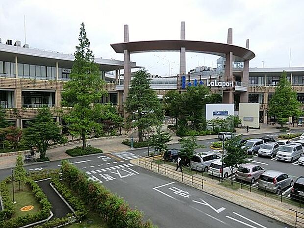 ららぽーと横浜（約500m）