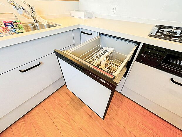 【食器洗浄乾燥機】手間をかけずに食後の後片付けができる食器洗乾燥機。食器の出し入れがスムーズなスライドタイプ。高温で洗うのでしつこい油よごれもすっきり落ち、除菌もできます。また手洗よりも節水でき、節約にもなります。