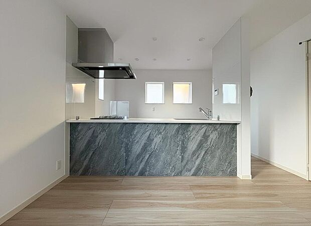 【キッチン】リビングを見渡せる対面式キッチンは、ご家族との会話もできて毎日のお料理が楽しくなります。リビングで遊ぶお子様にも目が届くので安心して家事が出来ますね。