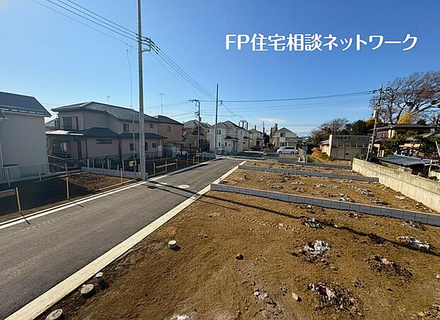 【現地外観写真】第一種低層住居専用地域の良好な住環境が保たれたエリア。低層の一戸建てを中心とした街並みが整然と続き、周辺は高い建物が建っていないので、採光や開放性に恵まれています。