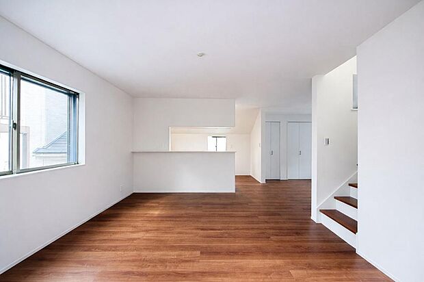 【リビング】大切な家族が集まるからこそLDKにはこだわりたいですよね。日当たりのよい広いLDKを、子供たちが元気に走り回っている姿を見た時「広い家にして良かった」と感じていただけるはずです。