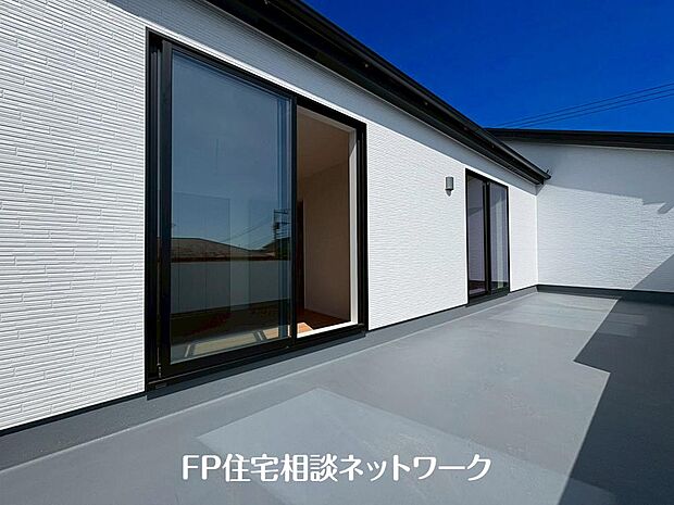 【バルコニー】洗濯物を干すだけのスペースではもったいない多用途にご利用いただける大型ルーフバルコニーです。天気の良い日にはテーブルとイスを並べて外でお食事なども楽しめる。