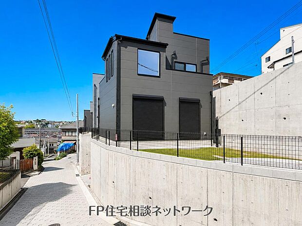 【現地外観写真】プライベート空間になるお庭は、ご家族の団らんの場として最適なスペースです♪(本画像はCGで作成しており、実際に現地に家具や人工芝はおかれておりません。また価格に家具や人工芝は含まれておりません。)