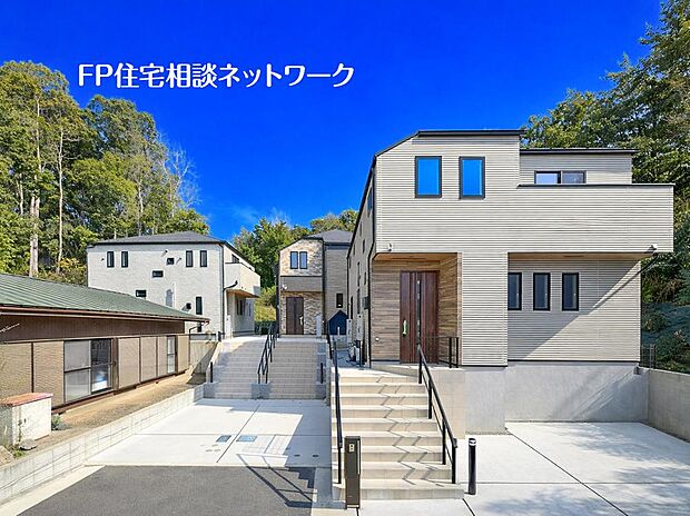 開放感のある現地で、前面道路よりも少し高くなっておりますので、プライベート感も保たれます!高くなっている分、日当りや風通しも良く快適な生活が待っています!