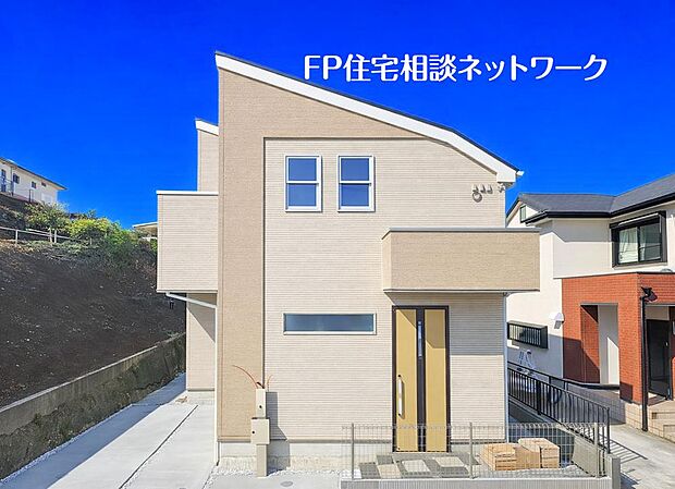 ≪類似外観同仕様≫ 施工例のため分譲中の建物とは、外壁、屋根開口部等の形状・仕様が異なります。
