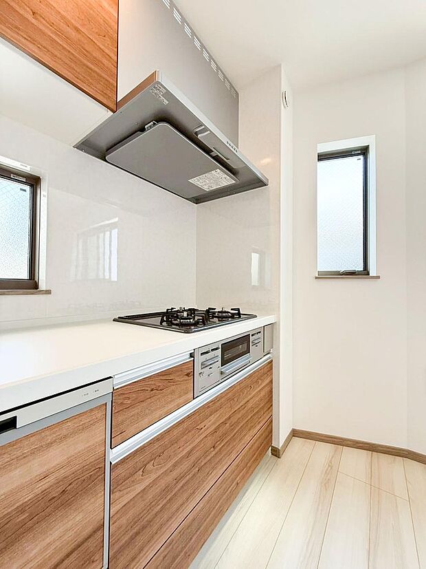 【キッチン】キッチン◇ スライド収納付きのシステムキッチン。大きめのボールや圧力鍋、フライパンなどもすっきりと収納可能で、出し入れもスムーズ。料理器具や調味料など細かな物も取りやすく、お料理も捗ります!