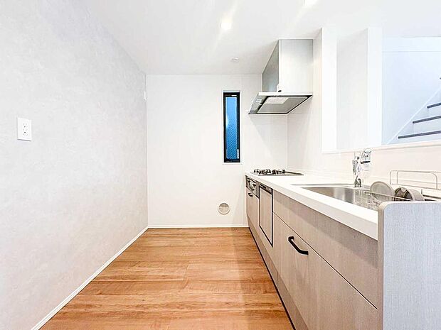 【非公開】【システムキッチン】お鍋やフライパン、油や調味料はもちろんのこと、ビールや非常食なども収納できるほどの収納スペースを確保しています。キッチンがスッキリすると食事の支度や片付けがはかどります。