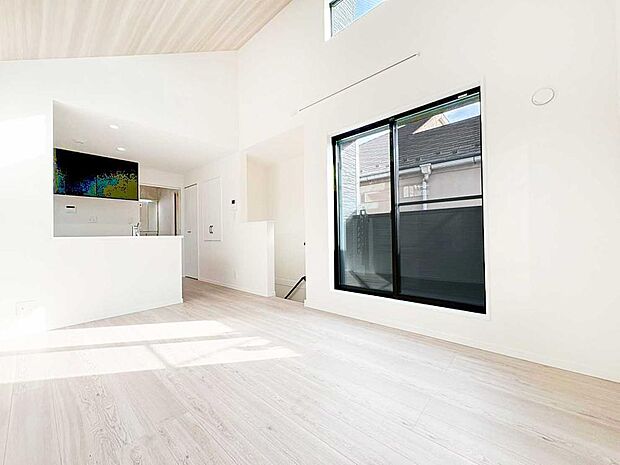 【リビング】高窓からやさしい光が広がる、明るく開放的なLDK。天井高を活かした設計で圧迫感がなく、家族が自然と集まる心地よい空間です。